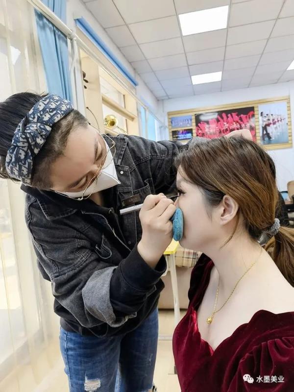 水墨化妆造型团队为烟台艺术学校教师专业技能展示打造舞台妆容造型