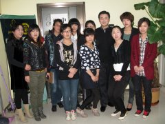 烟台电视台著名主持人王术和学员合影