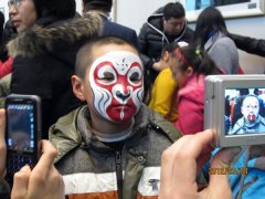 京剧《弄臣》媒体见面会小记者打造京剧人物形