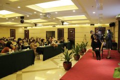 张妍校长在广州为韩国花菲发布会造型