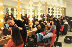 艺校演员到大剧院登台 特邀水墨化妆师为其造型