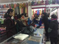 水墨化妆学校学生由张老师带队“走街”感受搭