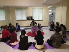 水墨化妆培训学校张老师为印象瑜伽讲解化妆课