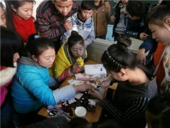 水墨化妆培训学校为特殊教育学校义教美甲课程