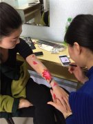 水墨化妆培训学校学生进行素描和彩绘练习