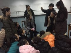 烟台水墨化妆培训学校张老师受邀为鲁东大学舞