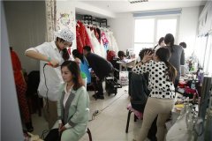 水墨化妆摄影培训学校为烟台电视台观众节主持