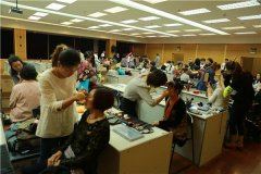 水墨学生为建行员工及演员化妆实操现场