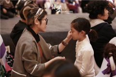 小鬼走起模特步 水墨助阵大悦城