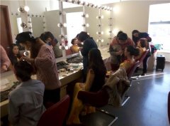 铁姆肯也盛邀水墨团队为主持及演员化妆造型