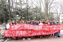 还宅在家里吗？不如让我们一起踏春远足吧！