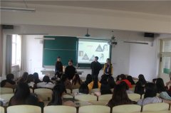 鲁大模特社团特邀张校长给模特们进行化妆造型