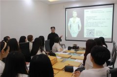 攸妍彩妆特邀水墨张老师为董事级负责人进行化