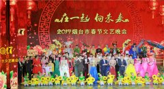 水墨张校长、刘老师受邀参加春晚现场谢幕 后台