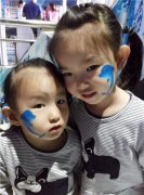 鲸鲨馆特邀水墨团队的老师们为孩子们画彩绘，